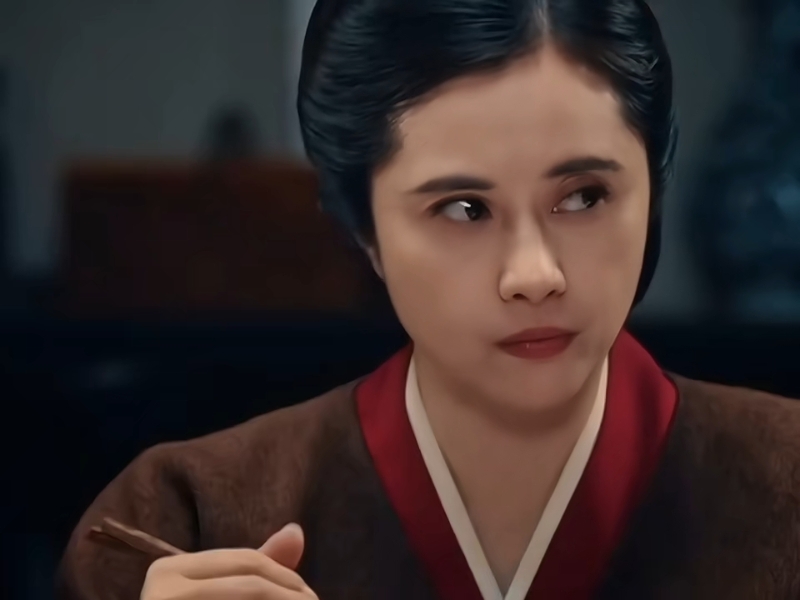 但何美钿五官大致没变。